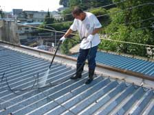 折半屋根も洗浄でほこりを洗い流します。