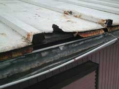 屋根トタンのさびの腐食。広ごまいまで腐食