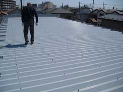 工場などの折半屋根。遮熱塗装も多くなってきています。