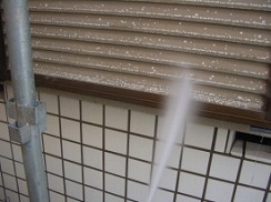 雨戸の錆びも水圧で洗い落とす