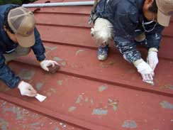 トタン屋根のケレン・塗膜を念入りにはがし作業